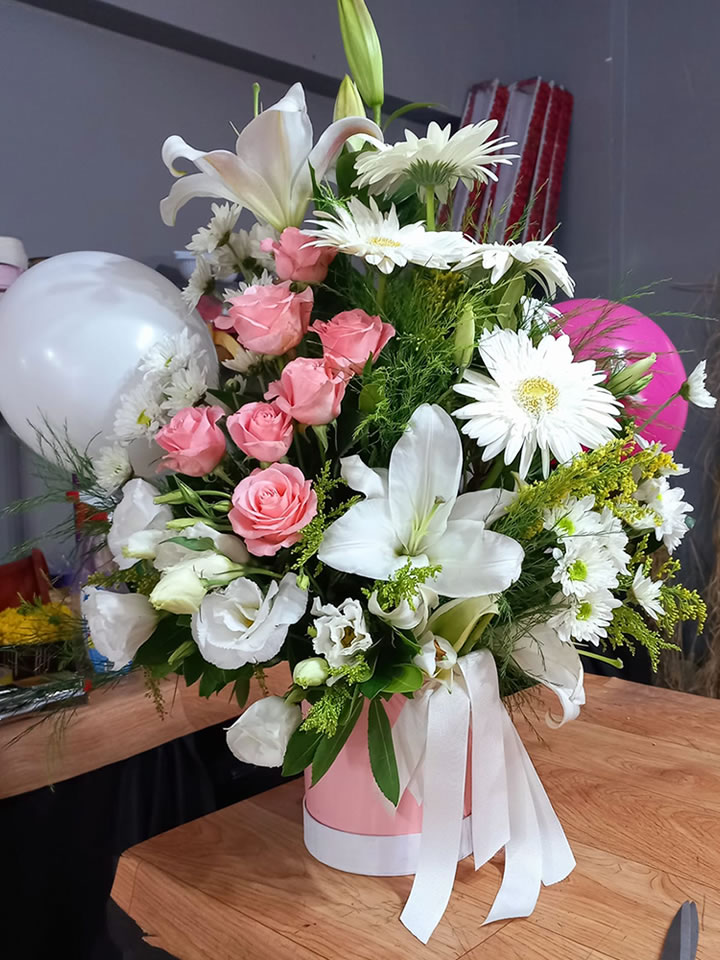 Pembe Beyaz Çiçekli Aranjman, İzmir çiçekçi