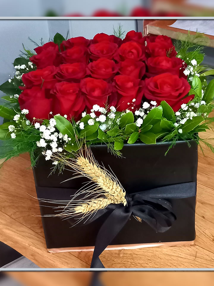 Siyah Kare Kutuda Kırmızı Güller, İzmir Çiçekçi