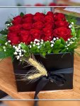 Çiçekçi - Siyah Kare Kutuda Kırmızı Güller